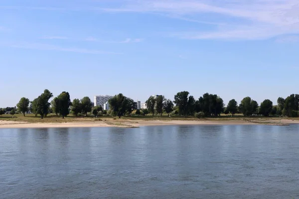 Rhein Einem Sonnigen Sommertag Niedrigwasser Aufgrund Des Langen Tiefgangs Düsseldorf — Stockfoto