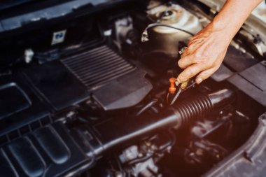 Tamircinin ellerini kapat. Çalış ve araba motorunu onar..