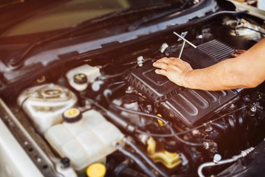 Tamircinin ellerini kapat. Çalış ve araba motorunu onar..