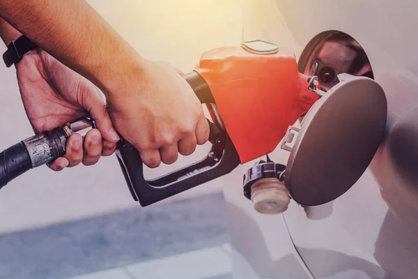 Benzin istasyonunda benzin dolduran bir adamın resmi, self servis, konsept.