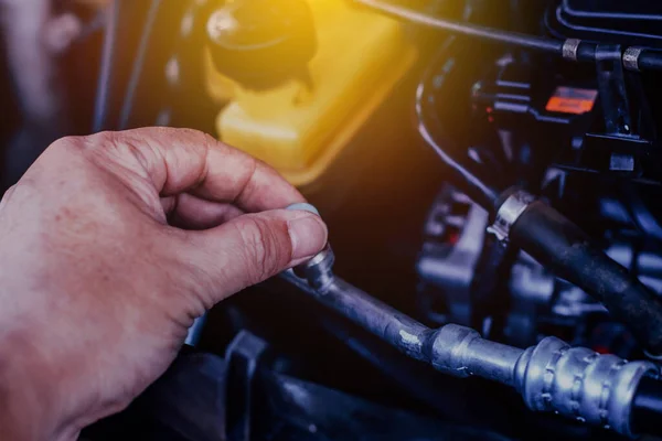 Primo Piano Meccanico Uomo Mani Lavoro Riparazione Motore Auto — Foto Stock