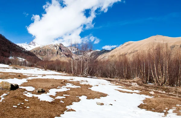 Kazbegi-gergeti dorp in de winter, de weg naar de kazbek berg — Stockfoto