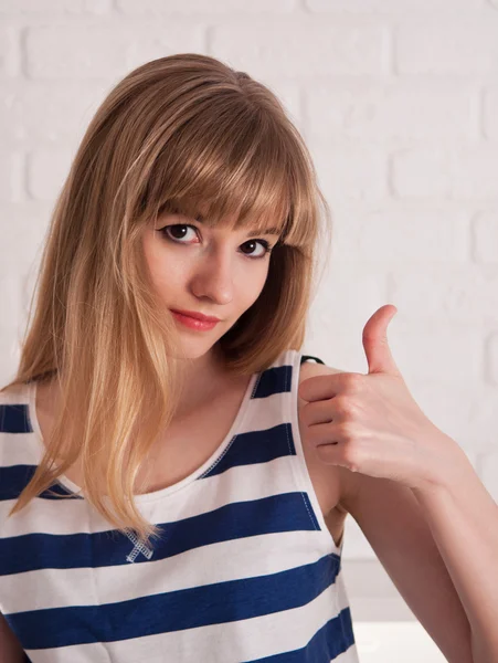 Beautiful girl showing okay — Stock Photo, Image