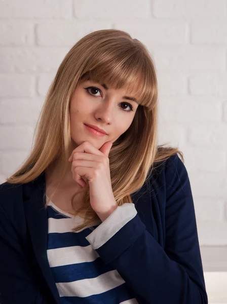 Retrato de una atractiva mujer de negocios joven y elegante — Foto de Stock