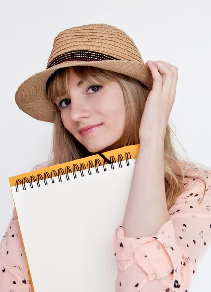 Привлекательная студентка с папкой и блокнотом в летней шляпе — стоковое фото
