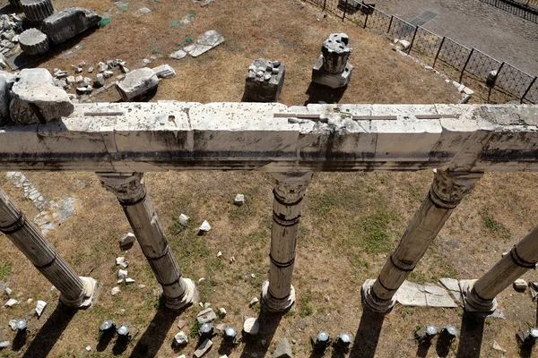 Ionische säulen im zentrum von rom, italien. — Stockfoto