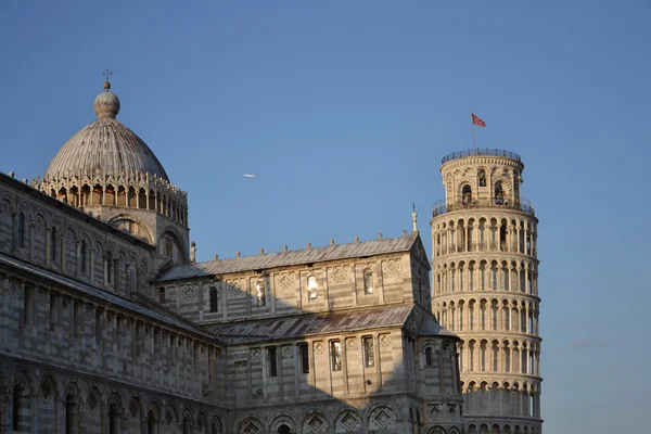 Пизанская башня, Соборная площадь в Пизе, Италия — стоковое фото
