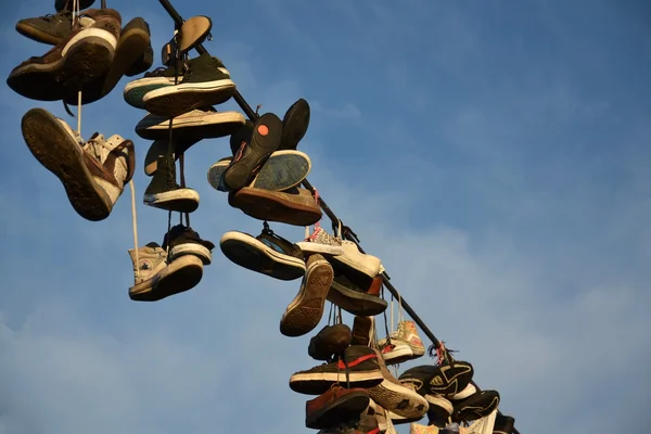 Zapatos colgando de alambre —  Fotos de Stock