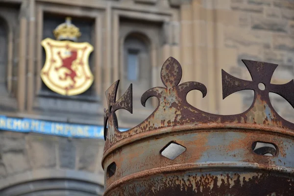 Crown framför slottet edinburgh — Stockfoto