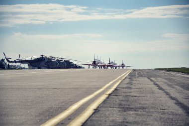 jetler bir pist üzerinde