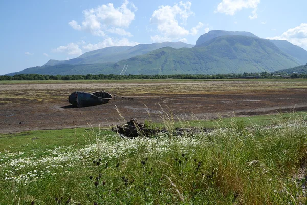 Wrecked boat with Ben Nevis in background — Stock Photo, Image