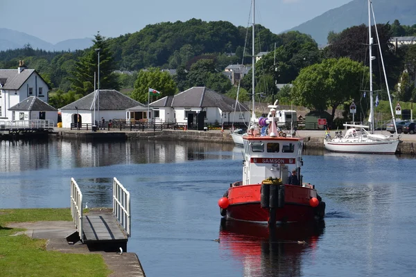 Boat in the Neptune's Staircase lock on the Caledonian Canal — Stock Photo, Image