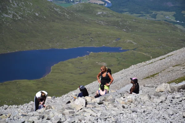 Insanlar ben nevis Zirvesi - İngiltere'deki en yüksek dağ yolunda hiking — Stok fotoğraf