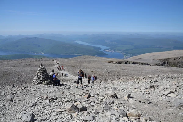 Insanlar ben nevis Zirvesi - İngiltere'deki en yüksek dağ yolunda hiking — Stok fotoğraf