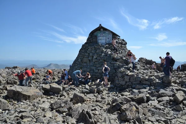 Люди, идущие по пути к вершине Бен-Невиса - самой высокой горе в Великобритании — стоковое фото