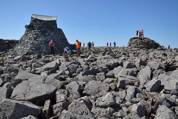 People hiking on path to the Ben Nevis summit - the highest mountain in the United Kingdom — Stock Photo, Image