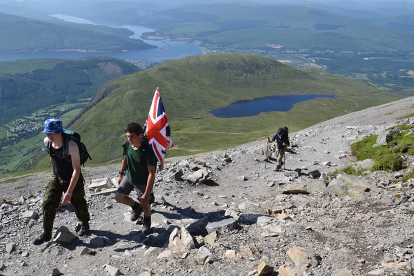 Senderismo hacia la cumbre de Ben Nevis, la montaña más alta del Reino Unido —  Fotos de Stock