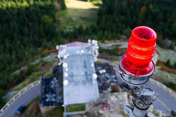 高層ビル 空港照明設備 日光の屋根の航空交通のための赤い警告灯 — ストック写真
