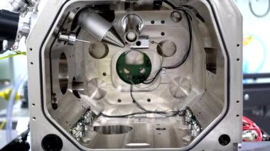 Hızlandırılmış elektronları aydınlatma kaynağı olarak kullanan bir elektron mikroskobunun içi