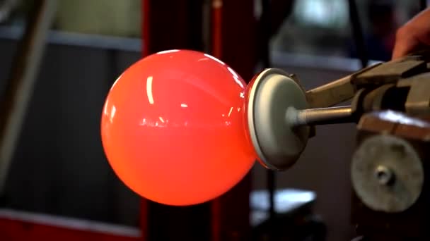 玻璃厂手工制作的热玻璃金红球 — 图库视频影像