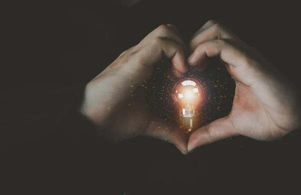 핑거의 심장은 에너지를 사랑합니다 빛나는 상징적 창조적 아이디어 브레인스토밍 지식에 — 스톡 사진
