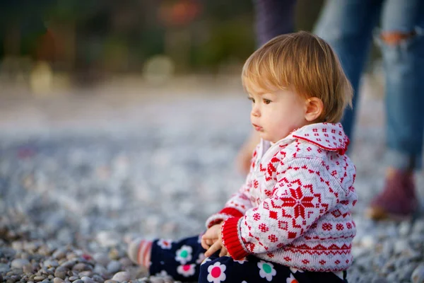 Парень Сидит Профиль Каменном Пляже Красивое Дитя Природе Симпатичный Малыш — стоковое фото