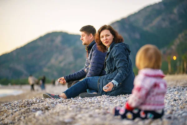 Family Nature Winter Parents Daughter Winter Beach Woman Man Sit — Stock Photo, Image