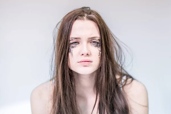 För Att Lida Kvinna Med Ett Ansikte Smutsigt Från Mascara — Stockfoto