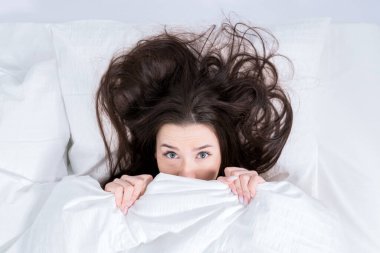 Uyuduktan sonra uyanmak. Esmer kadın bir kış sabahı yatakta kendini ısıtıyor. Kız peçenin altında bedeniyle sürünmüş, sadece kafası görünüyor..