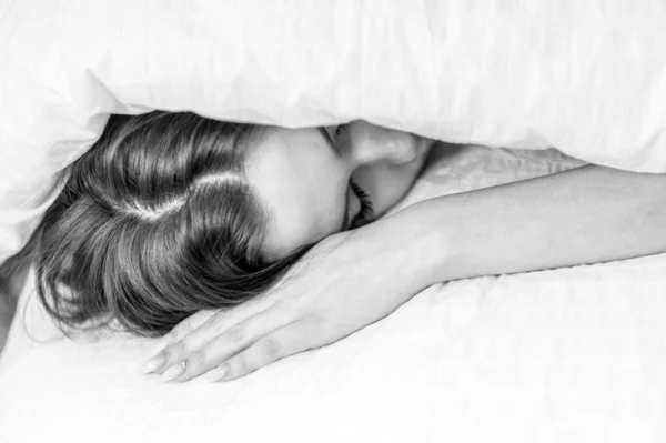 Mujer Escondió Bajo Las Sábanas Cama Duerme Debajo Una Manta —  Fotos de Stock