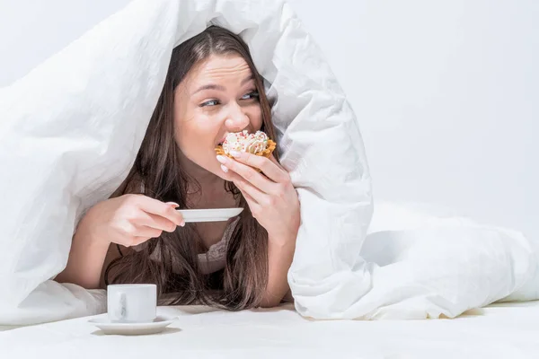 Chica Come Desayuno Secreto Buenos Días Dormitorio Blanco Una Mujer —  Fotos de Stock