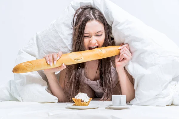 Жінка Їсть Білому Ліжку Сніданок Брюнетка Лежить Під Обкладинками Їсть — стокове фото