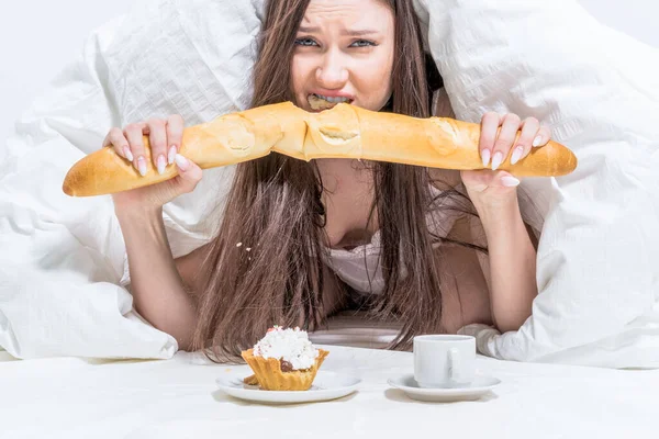 Morena Yace Debajo Las Sábanas Come Una Baguette Hay Café — Foto de Stock