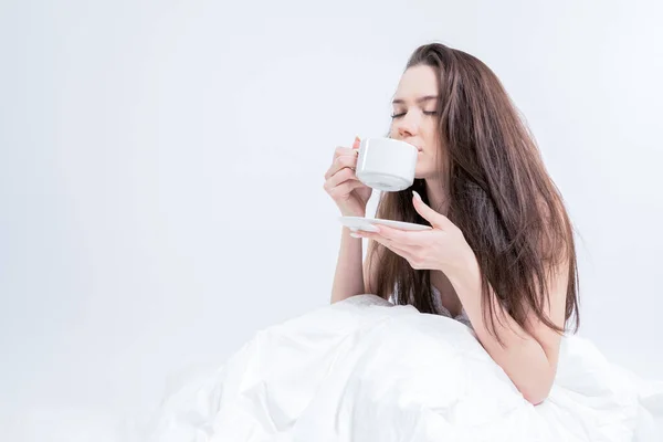 Una Hermosa Mujer Está Sentada Cama Bebiendo Café Aromático Sabroso —  Fotos de Stock