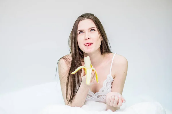 Flickan Sitter Sängen Insvept Filt Och Njuter Att Äta Banan — Stockfoto