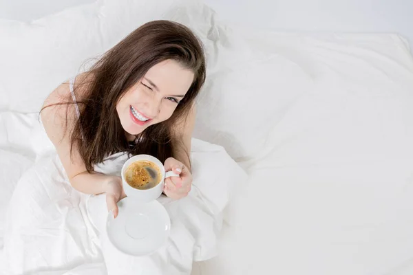 Una Mujer Sienta Cama Bebe Café Aromático Guiñando Ojo Sabroso —  Fotos de Stock