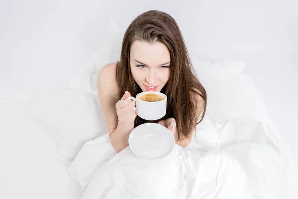 Een Vrouw Zit Bed Neemt Een Slokje Aromatische Koffie Lekker Stockafbeelding