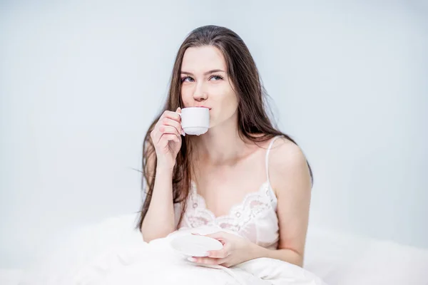 Una Mujer Linda Está Sentada Cama Bebiendo Café Aromático Sabroso —  Fotos de Stock