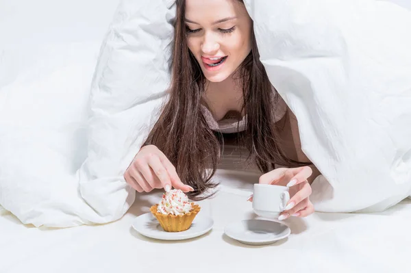 Una Mujer Sienta Cama Lame Los Labios Sostiene Una Taza —  Fotos de Stock