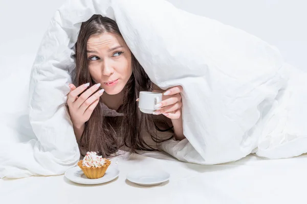 Buenos Días Dormitorio Blanco Una Chica Linda Come Desayuno Secreto —  Fotos de Stock