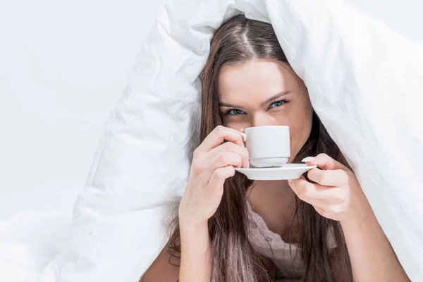 Eine Geheimnisvolle Frau Sitzt Bett Und Trinkt Aromatischen Kaffee Leckeres lizenzfreie Stockbilder