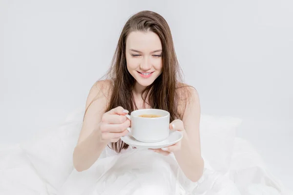 Una Donna Siede Letto Guarda Caffè Aromatico Colazione Gustosa Bruna Foto Stock