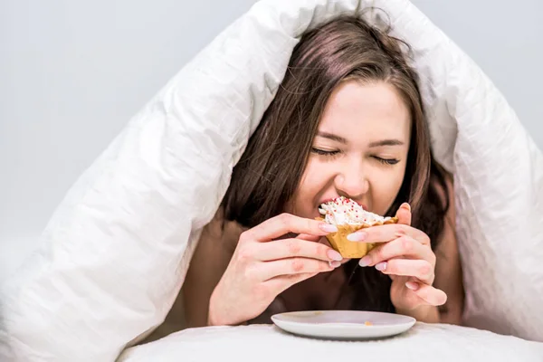 Frukost Sängen Kalorier Efterrätt Söt Kvinna Med Aptit Äter Cupcake Stockbild