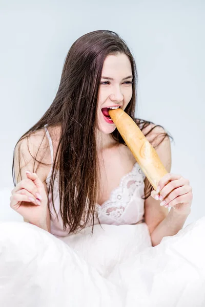 Kvinna Sitter Sängen Och Håller Ett Äpple Biter Baguette Kalorier — Stockfoto