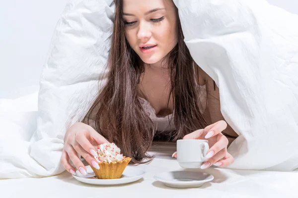 Una Mujer Sienta Cama Bebe Café Aromático Come Una Deliciosa —  Fotos de Stock