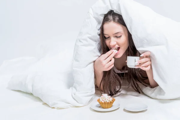 Біла Спальня Доброго Ранку Жінка Сидить Ліжку Тримає Чашку Гарячого Ліцензійні Стокові Фото