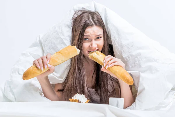 Morena Yace Debajo Las Sábanas Come Una Baguette Hay Café — Foto de Stock