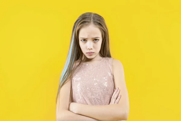 Lány Megsértődött Elégedetlen Tinédzser Sárga Háttérrel Csalódás — Stock Fotó