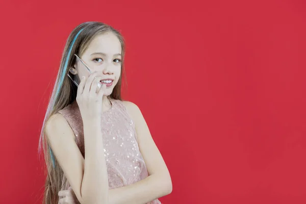 Gyönyörű Lány Beszél Telefonban Tinédzser Mobilon Kommunikál Barátaival Iskoláslány Pletyka — Stock Fotó