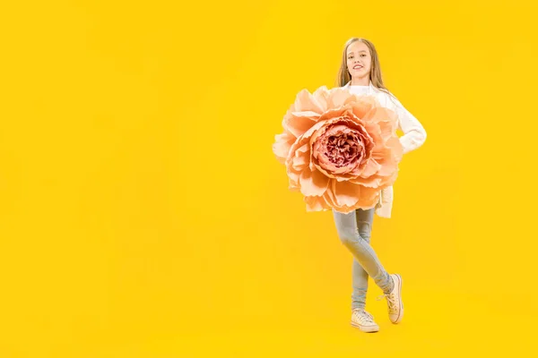Bonito Brote Chica Sosteniendo Una Enorme Flor Peonía Sus Manos —  Fotos de Stock